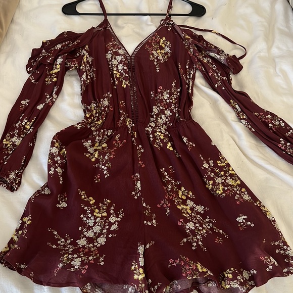 Barely worn romper! Dark red with floral printing. - Picture 2 of 3